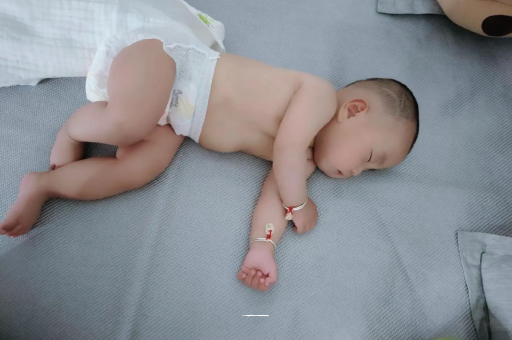 海宁两个月宝宝肚子胀气